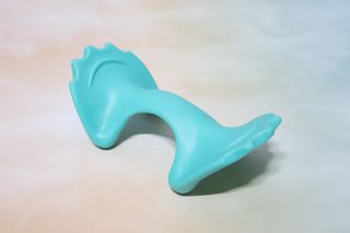 힐니스북 [힐마이넥]   거북목 통증완화를 위한 휴대용 목 안마기 — 5점을 준 리뷰어가 2022년 12월 올린 사용 사진