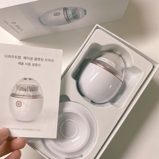 디하우트 랩 디하우트랩 클렌징 피부관리기 진동클렌저 실리콘+2종 인조모 브러시 — 5점을 준 리뷰어가 2021년 12월 올린 사용 사진