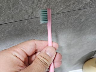 생활공작소 [네이버구매평] 미세모 콤팩트 칫솔 부드러운칫솔 치과칫솔 교정용 24개 — 5점을 준 리뷰어가 2025년 5월 올린 사용 사진