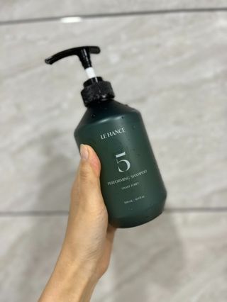 르핸스 퍼포밍 5 샴푸 비반트 포렛/베티버 포그 — 4.5점을 준 리뷰어가 2022년 12월 올린 사용 사진