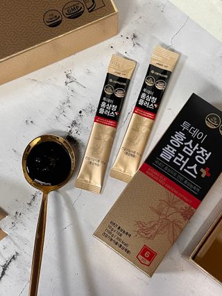 서울약사신협_투데이홍삼정플러스스틱_10g x 30포 — 5점을 준 리뷰어가 2021년 6월 올린 사용 사진