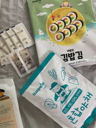 해풀잎 누구나 김밥*1ea [(혼합야채 35g *1ea,  김밥김 (5g, 5ea),  양념간장 (6g, 5ea), 참기름(5g, 2ea)] — 4점을 준 리뷰어가 2022년 7월 올린 사용 사진