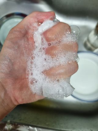 부직포나라 중금속유해물질ZERO 뜯어쓰는 주방 일회용수세미 60매 2매 — 5점을 준 리뷰어가 2022년 9월 올린 사용 사진