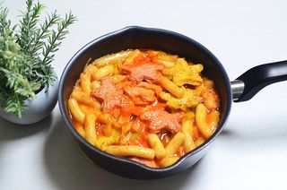 빨간키트 떡볶이 밀키트 2~3인분 매운맛 국물 떡볶이 만들기 쉬운 황금 레시피 분말 소스로 간편한 요리 — 5점을 준 리뷰어가 2021년 8월 올린 사용 사진