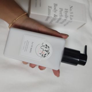 줄라이 모닝 _ JULY MORNING 줄라이모닝 하이드레이팅 퍼퓸드 바디앤핸드 에멀젼 — 5점을 준 리뷰어가 2021년 9월 올린 사용 사진