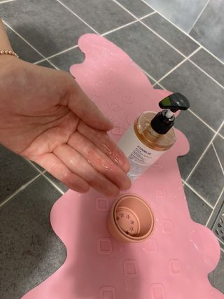 클라우드랩 프리미엄 비오틴 스칼프 케어 샴푸+ 브러쉬 — 3.5점을 준 리뷰어가 2021년 4월 올린 사용 사진