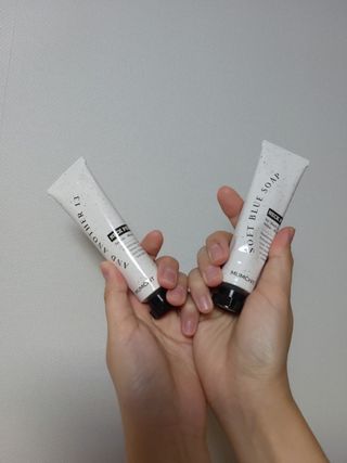 멈칫(MUMCHIT) 넥퍼퓸 NECKPERFUME 2가지 향 — 5점을 준 리뷰어가 2021년 11월 올린 사용 사진