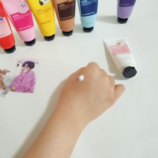 쿤달 BT21 시어버터 앤 마카다미아 퓨어 핸드크림 50ml 7구 기프트 세트 — 4.5점을 준 리뷰어가 2021년 3월 올린 사용 사진