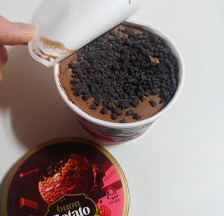 롯데제과 본젤라또 비스킷&바닐라카라멜바, 본젤라또 베리쇼콜라컵 — 4.5점을 준 리뷰어가 2021년 11월 올린 사용 사진