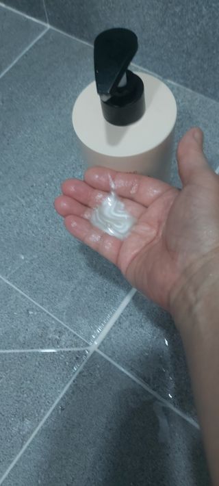 프리마인 더이상 뻣뻣하고 효과없는 탈모샴푸는 NO. 근본부터 케어하는 셀베이스 그린티샴푸(500ml) — 4점을 준 리뷰어가 2023년 4월 올린 사용 사진
