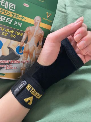 반테린서포터 손목 — 5점을 준 리뷰어가 2022년 4월 올린 사용 사진