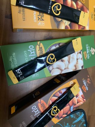 짜먹는 이지견과 짜먹는 이지아몬드, 짜먹는 이지허니피넛, 짜먹는 이지캐슈넛 각 10g X  10포 — 5점을 준 리뷰어가 2021년 3월 올린 사용 사진