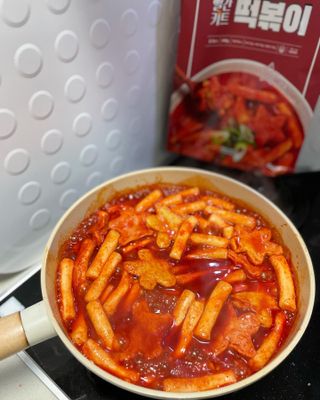 빨간키트 떡볶이 밀키트 2~3인분 매운맛 국물 떡볶이 만들기 쉬운 황금 레시피 분말 소스로 간편한 요리 — 5점을 준 리뷰어가 2021년 8월 올린 사용 사진