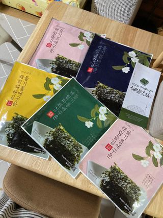 [해림맛김] 들기름에 구운 바삭바삭 김 4종 세트 + 1종 랜덤발송 총5개입 — 5점을 준 리뷰어가 2021년 2월 올린 사용 사진