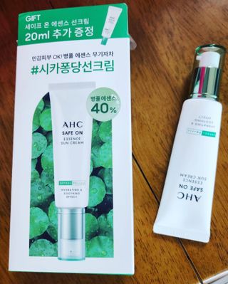 [AHC] 세이프온 에센스 선크림 올리브영 스페셜 증정 기획세트 — 5점을 준 리뷰어가 2022년 6월 올린 사용 사진