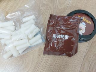 유비쿡 컵떡볶이 매운컵떡볶이2개/ 짜장컵떡볶이 2개  총 4개세트 — 4.5점을 준 리뷰어가 2021년 2월 올린 사용 사진