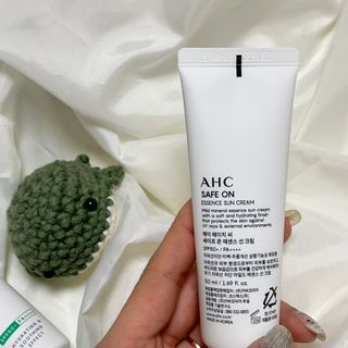 [AHC] 세이프온 에센스 선크림 올리브영 스페셜 증정 기획세트 — 4.5점을 준 리뷰어가 2022년 6월 올린 사용 사진