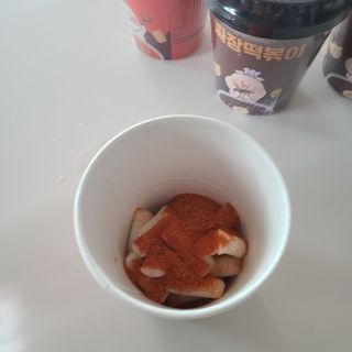 유비쿡 컵떡볶이 매운컵떡볶이2개/ 짜장컵떡볶이 2개  총 4개세트 — 5점을 준 리뷰어가 2021년 5월 올린 사용 사진