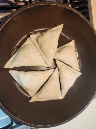 (주)성경순만두 곤약만두.콘치즈만두,삼각당면만두,당면 야끼만두,대구전통 납작만두,떡뽁이 매콤소스,달콤소스 — 5점을 준 리뷰어가 2023년 4월 올린 사용 사진