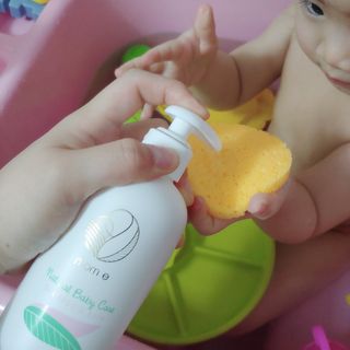 mom e 맘이 내추럴 베이비 케어 샴푸앤바스+로션 — 3점을 준 리뷰어가 2021년 1월 올린 사용 사진