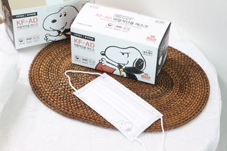 JHWORLD 스누피 마스크 정품 스누피 KF-AD 국내 비말차단 아동용 성인용 일회용 덴탈마스크 50매 — 5점을 준 리뷰어가 2021년 6월 올린 사용 사진