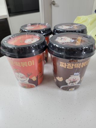 유비쿡 컵떡볶이 매운컵떡볶이2개/ 짜장컵떡볶이 2개  총 4개세트 — 4.5점을 준 리뷰어가 2021년 3월 올린 사용 사진