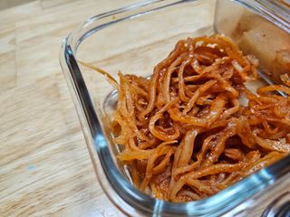 하나마이 [마마쿡] 전 청와대 천상현 셰프의 밑반찬  5종세트(소고기 장조림+연근조림+진미채+간장김자반+새우김자반) — 5점을 준 리뷰어가 2023년 4월 올린 사용 사진
