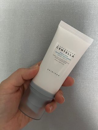 [스킨1004] 마다가스카르 센텔라 히알루-시카 워터핏 선세럼 50ml — 5점을 준 리뷰어가 2024년 5월 올린 사용 사진