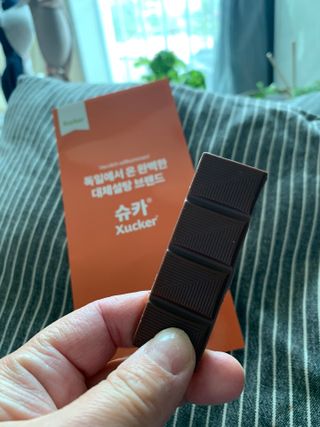 당류2g 자일리톨로 단맛을낸 슈카 퓨어비건 무설탕초콜릿 Xucker vegan 2개입 — 4점을 준 리뷰어가 2021년 4월 올린 사용 사진