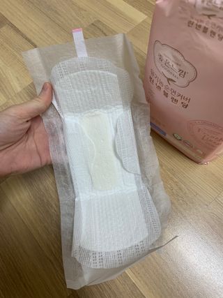 나무드 [유한킴벌리] 좋은느낌 유기농 순면 린넨블렌딩 생리대,롱라이너 중형 36매 1개 + 대형 32매 1개 — 5점을 준 리뷰어가 2021년 10월 올린 사용 사진