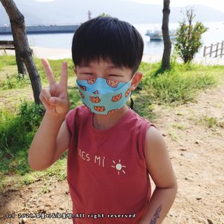 [숨그림]  덴탈마스크 짱구 우리아이 그리고 내가 쓰는 믿을수있는 케릭터 마스크  16종 — 5점을 준 리뷰어가 2021년 10월 올린 사용 사진