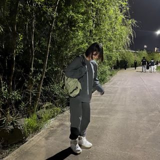 MAPLESYRUPFACTORY 메이플 피그먼트 맨투맨 8.COL — 4.5점을 준 리뷰어가 2023년 4월 올린 사용 사진