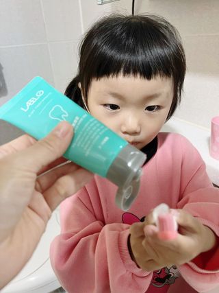 치과에서 쓰는 치약 _ 라벨제로 저불소 꼬마, 키즈, 유아, 베이비, 주니어 안전한 어린이치약 — 5점을 준 리뷰어가 2022년 10월 올린 사용 사진