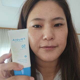 틱톡 [후르디아] 백탁NO! 화잘먹 수분광 선 에센스✨ — 5점을 준 리뷰어가 2023년 9월 올린 사용 사진
