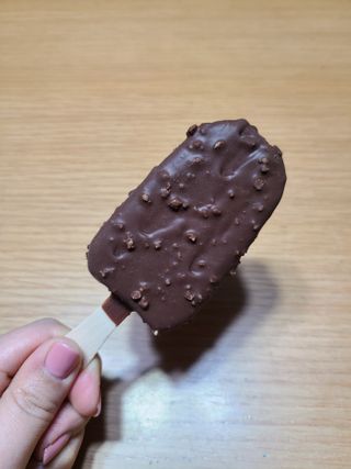 롯데제과 본젤라또 비스킷&바닐라카라멜바, 본젤라또 베리쇼콜라컵 — 5점을 준 리뷰어가 2021년 11월 올린 사용 사진