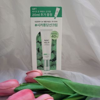 [AHC] 세이프온 에센스 선크림 올리브영 스페셜 증정 기획세트 — 4점을 준 리뷰어가 2022년 6월 올린 사용 사진