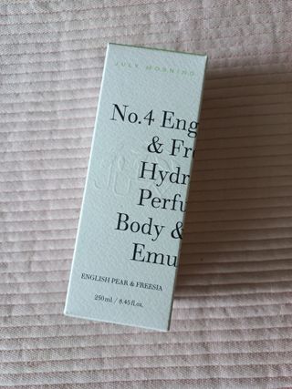 줄라이 모닝 _ JULY MORNING 줄라이모닝 하이드레이팅 퍼퓸드 바디앤핸드 에멀젼 — 5점을 준 리뷰어가 2022년 3월 올린 사용 사진