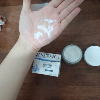 산수시 아쿠아 베네핏 24h 수부지 물광 속건조 수분크림 50ml — 5점을 준 리뷰어가 2021년 6월 올린 사용 사진