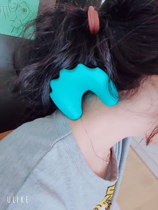 힐니스북 [힐마이넥]   거북목 통증완화를 위한 휴대용 목 안마기 — 5점을 준 리뷰어가 2022년 12월 올린 사용 사진