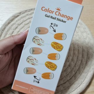 [네일가게] 햇빛에 닿으면 색이 변하는 신기한 햇살 반전 네일스티커_B — 3점을 준 리뷰어가 2021년 8월 올린 사용 사진