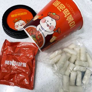 유비쿡 컵떡볶이 매운컵떡볶이2개/ 짜장컵떡볶이 2개  총 4개세트 — 5점을 준 리뷰어가 2021년 7월 올린 사용 사진