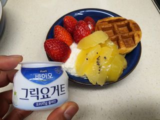 매일바이오 그릭요거트 오리지널 플레인 4개, 로스터리 커피믹스 4개 — 5점을 준 리뷰어가 2021년 12월 올린 사용 사진