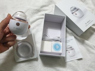 디하우트 랩 디하우트랩 클렌징 피부관리기 진동클렌저 실리콘+2종 인조모 브러시 — 5점을 준 리뷰어가 2021년 11월 올린 사용 사진