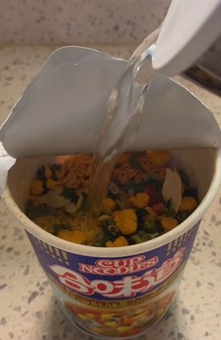 NISSIN 닛신 컵누들  4종 - 씨푸드오리지날, 씨푸드 스파이시, 씨푸드 커리, 씨푸드 XO소스 — 5점을 준 리뷰어가 2022년 11월 올린 사용 사진