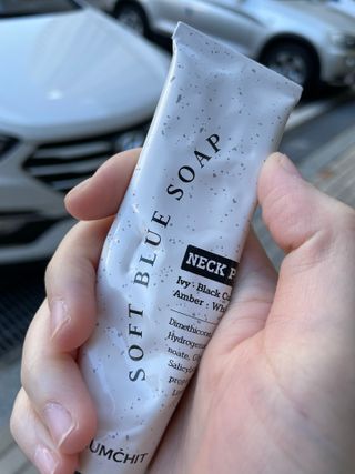 멈칫(MUMCHIT) 넥퍼퓸 NECKPERFUME 2가지 향 — 5점을 준 리뷰어가 2021년 11월 올린 사용 사진