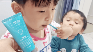 치과에서 쓰는 치약 _ 라벨제로 저불소 꼬마, 키즈, 유아, 베이비, 주니어 안전한 어린이치약 — 5점을 준 리뷰어가 2022년 12월 올린 사용 사진