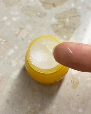 틱톡 [후르디아] 튼입술해결템 올리브영 블루베리 하이드레이팅 허니 립밤 — 5점을 준 리뷰어가 2024년 3월 올린 사용 사진