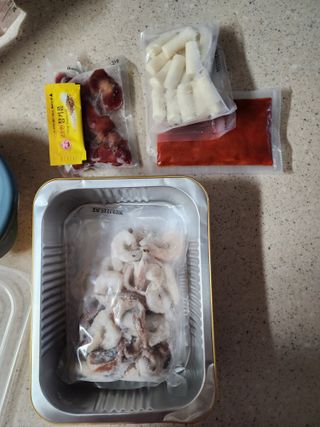 화끈한녀석들 새오똥400g 새우,오징어,똥집 볶음요리 소스,밀떡, 참기름 포함 — 5점을 준 리뷰어가 2022년 12월 올린 사용 사진