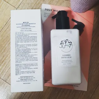 줄라이 모닝 _ JULY MORNING 줄라이모닝 하이드레이팅 퍼퓸드 바디앤핸드 에멀젼 — 5점을 준 리뷰어가 2022년 3월 올린 사용 사진
