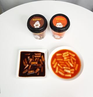 유비쿡 컵떡볶이 매운컵떡볶이2개/ 짜장컵떡볶이 2개  총 4개세트 — 5점을 준 리뷰어가 2021년 4월 올린 사용 사진